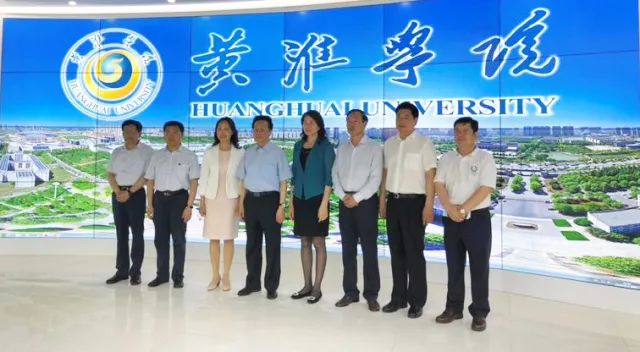 中華職業(yè)教育社理事長陳昌智、河南省副省長霍金花一行參觀展廳
